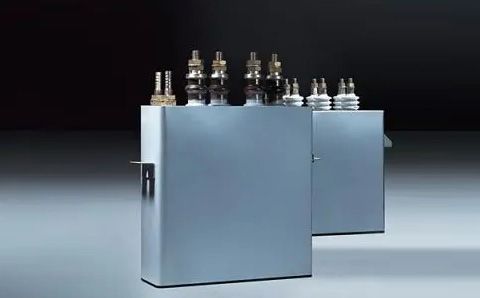 電容器在直流電路中起什么作用？