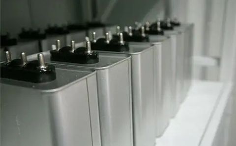 哪些因素影響電力電容器的容量？